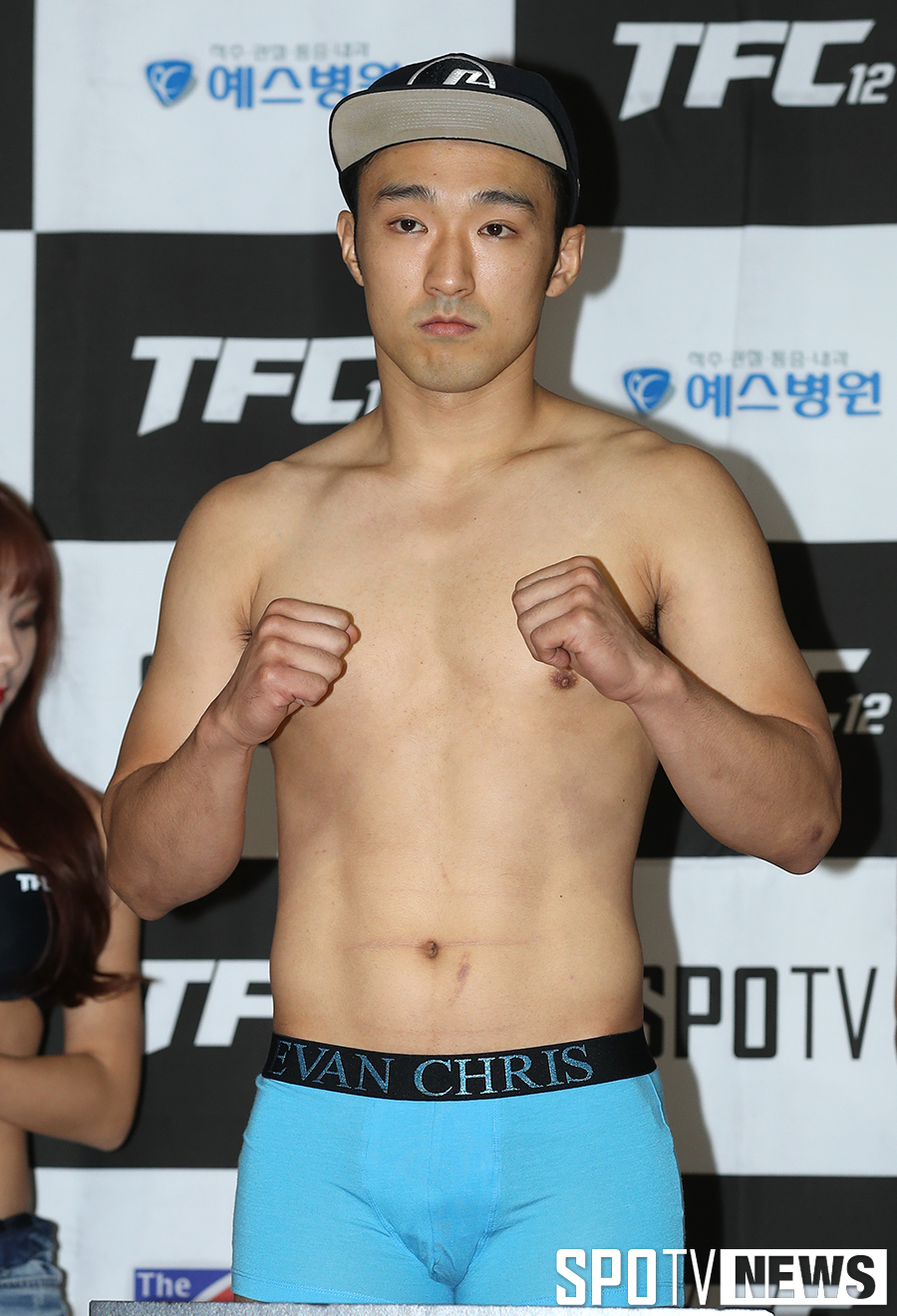 [포토S] 이무현, 스냅백 쓰고 계체