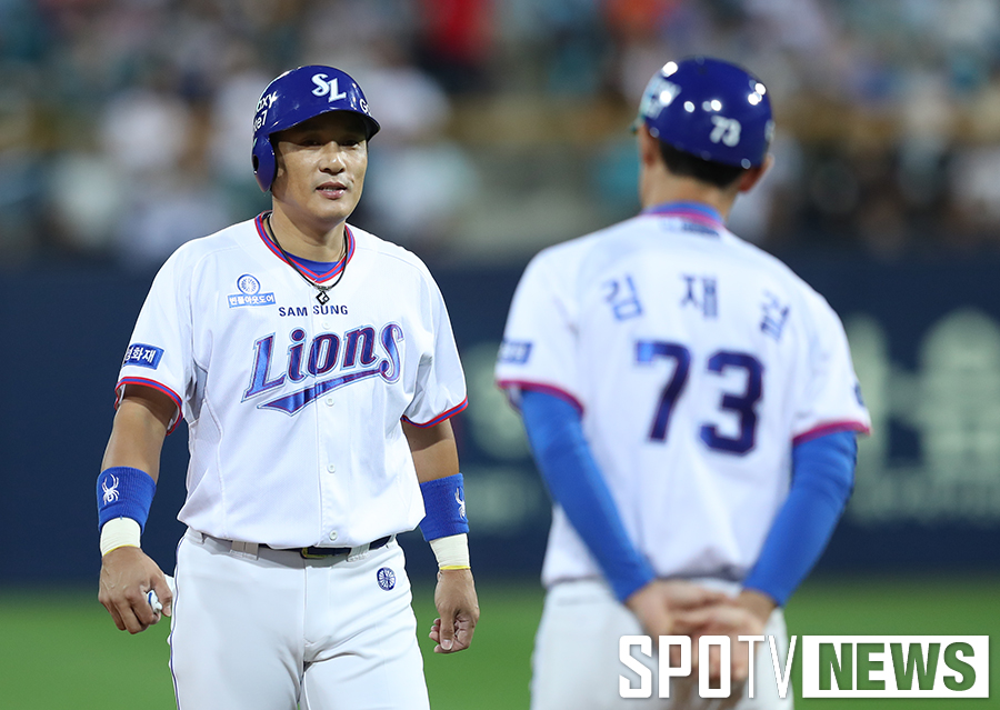 [포토S] 1400 타점 기록하고 들어오는 삼성 이승엽