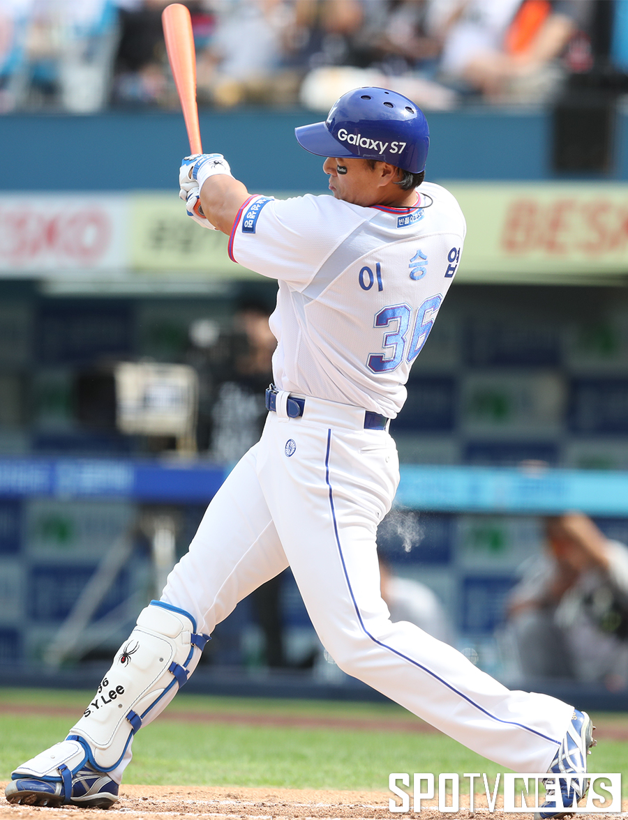 [포토S] 600홈런 이승엽, 호쾌하게 돌아가는 배트