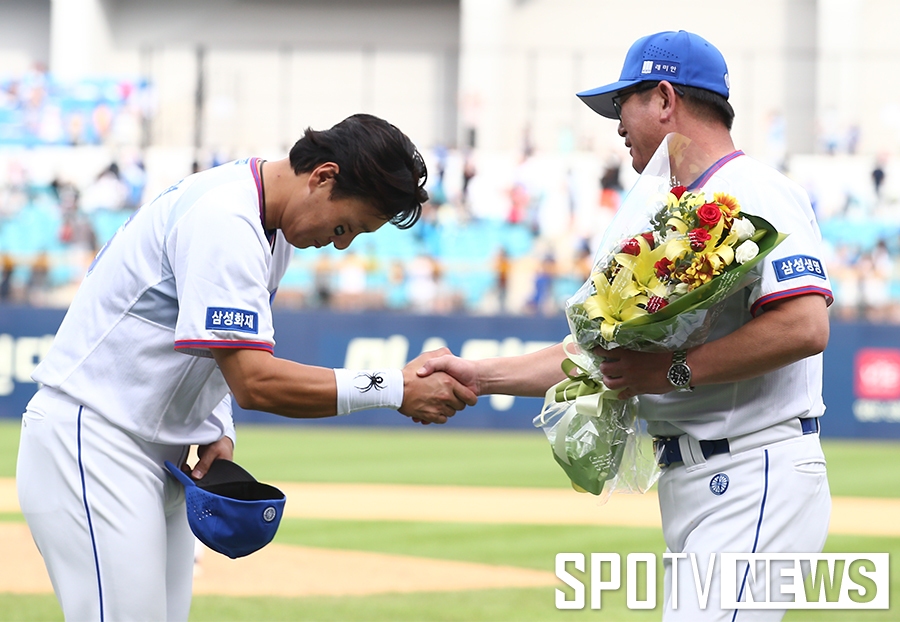 [포토S] 류중일 감독에게 600홈런 축하 받은 이승엽