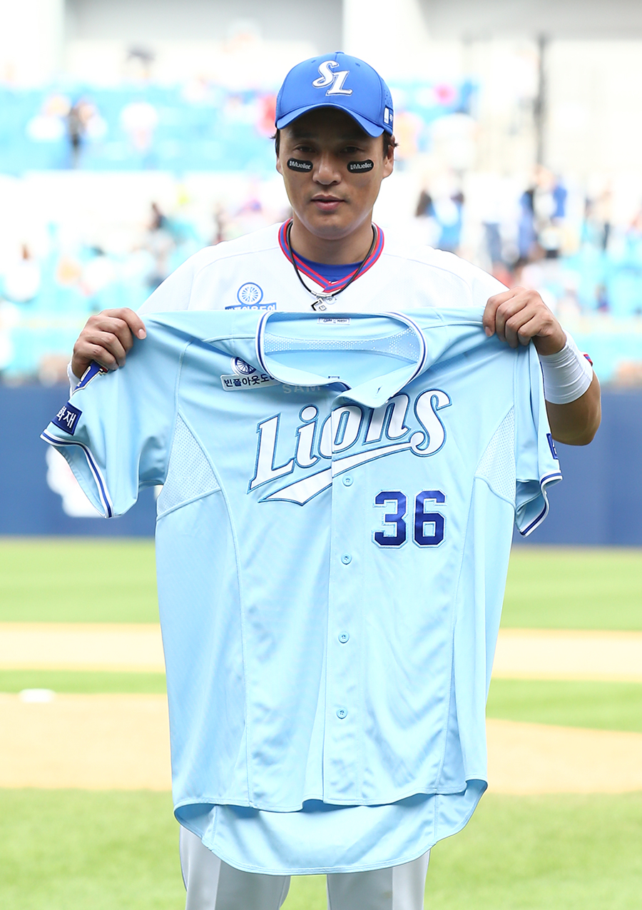 [포토S] 600 홈런 기념 유니폼 들어 보이는 이승엽