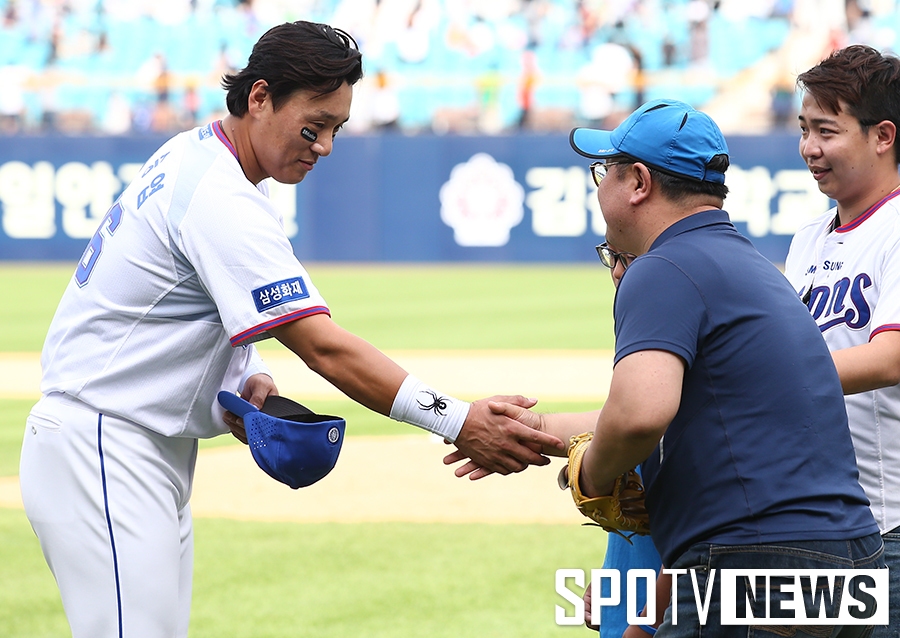 [포토S] 이승엽, 600홈런 습득자들과 악수