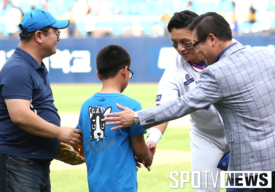 [포토S] 이승엽, '훌륭한 야구선수가 되거라'