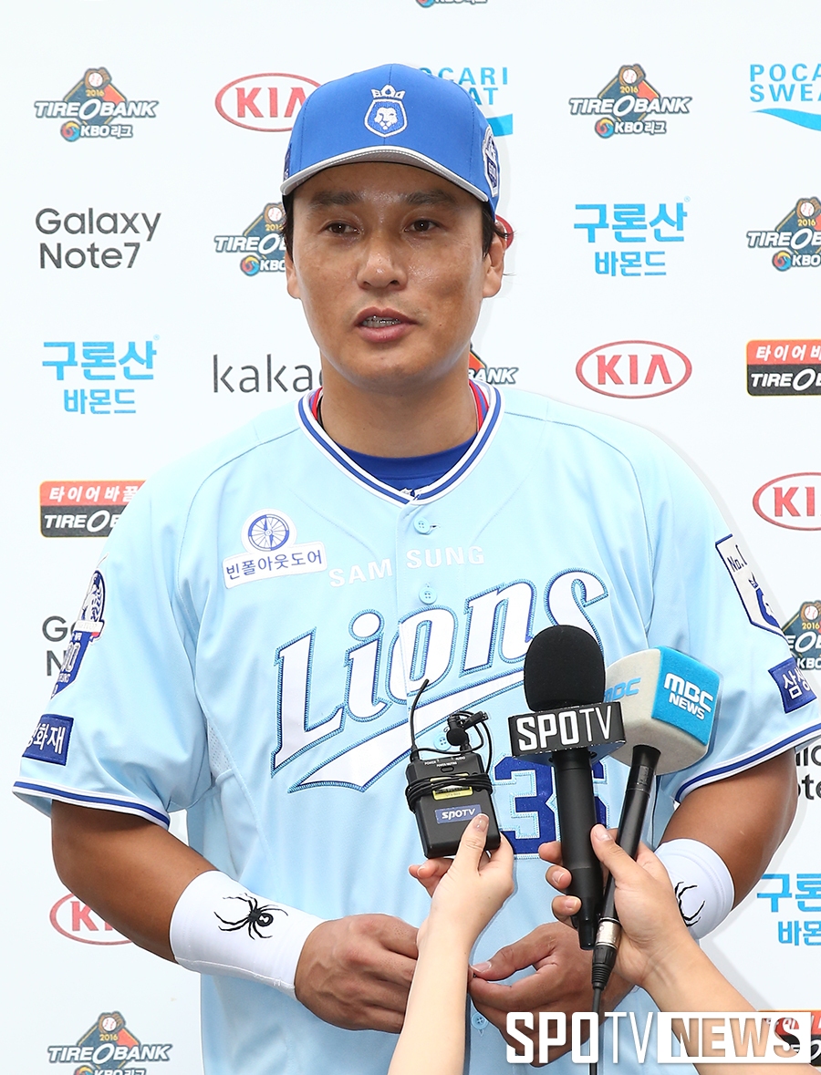 [포토S] 600홈런 기념 유니폼 입고 인터뷰 하는 이승엽