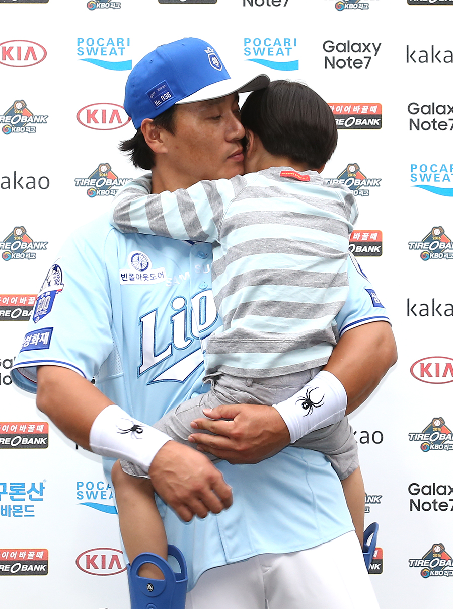 [포토S] 600홈런 이승엽, 사랑하는 아들 품에 안고