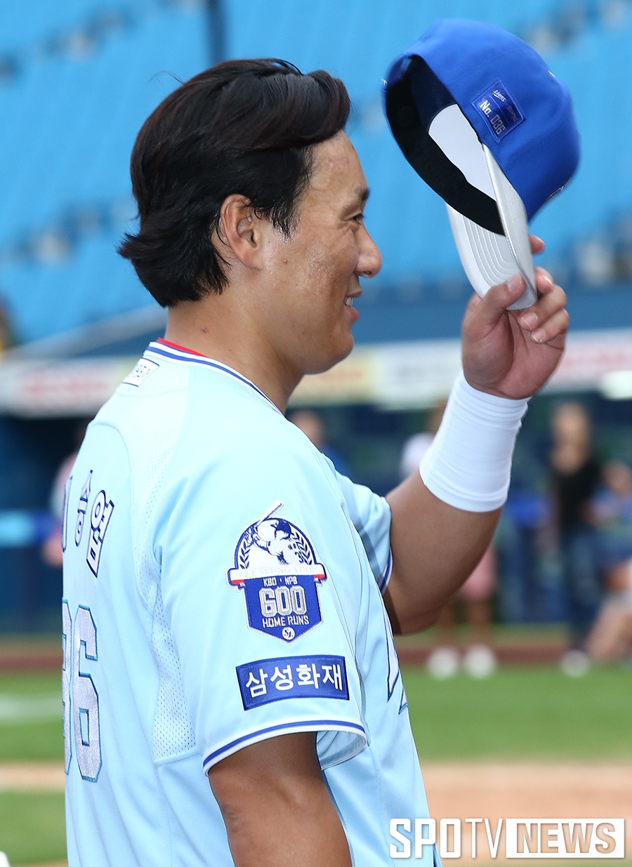 [포토S] 600홈런 기념 유니폼 입은 이승엽