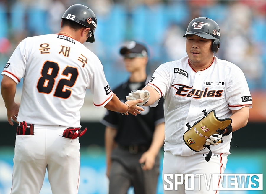 [포토S] 하이파이브 나누는 허도환