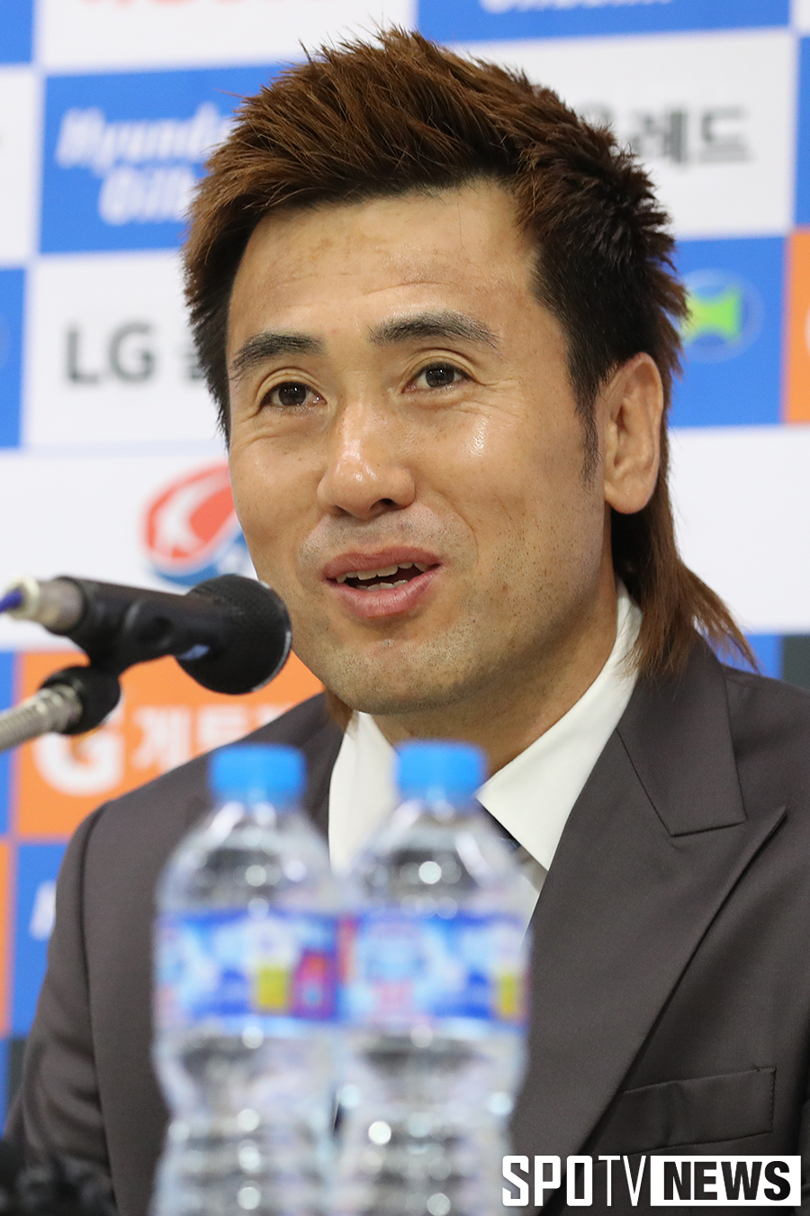 [포토S] 은퇴 기자회견 갖는 '꽁지머리' 김병지