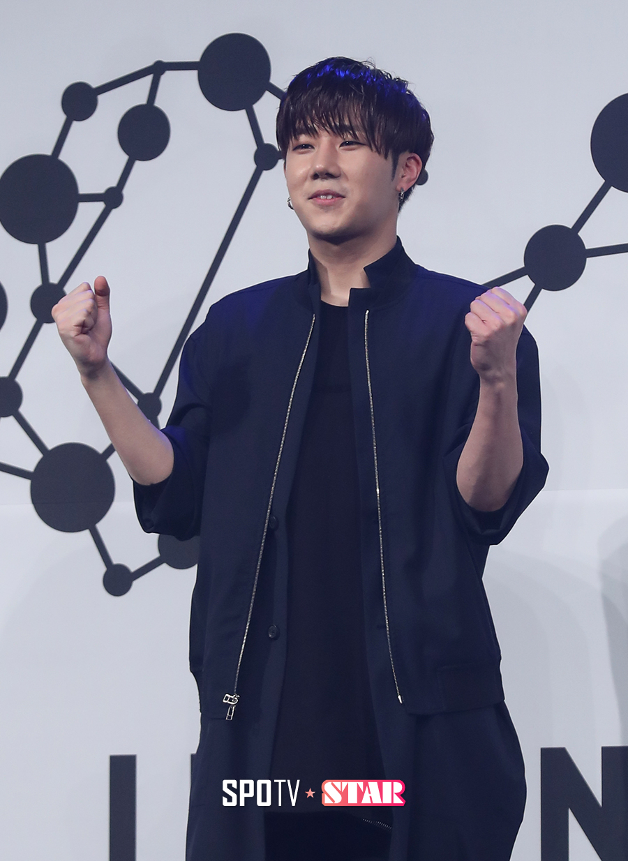 [포토S] 사진 촬영하는 인피니트 김성규