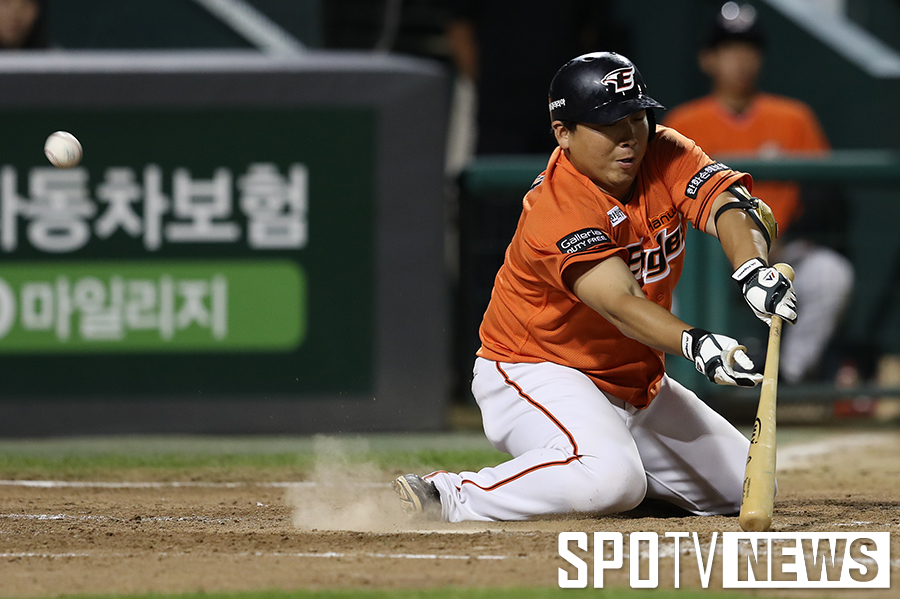 [포토S] 허도환, 주저앉으며 번트를 시도했지만