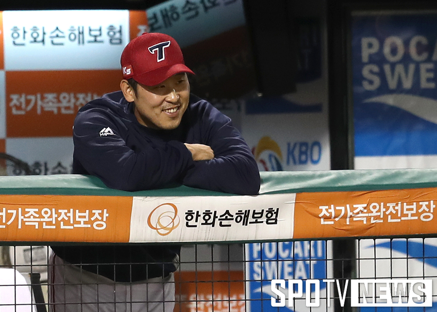 [포토S] KIA 윤석민, '예비 신부 생각에 싱글벙글'