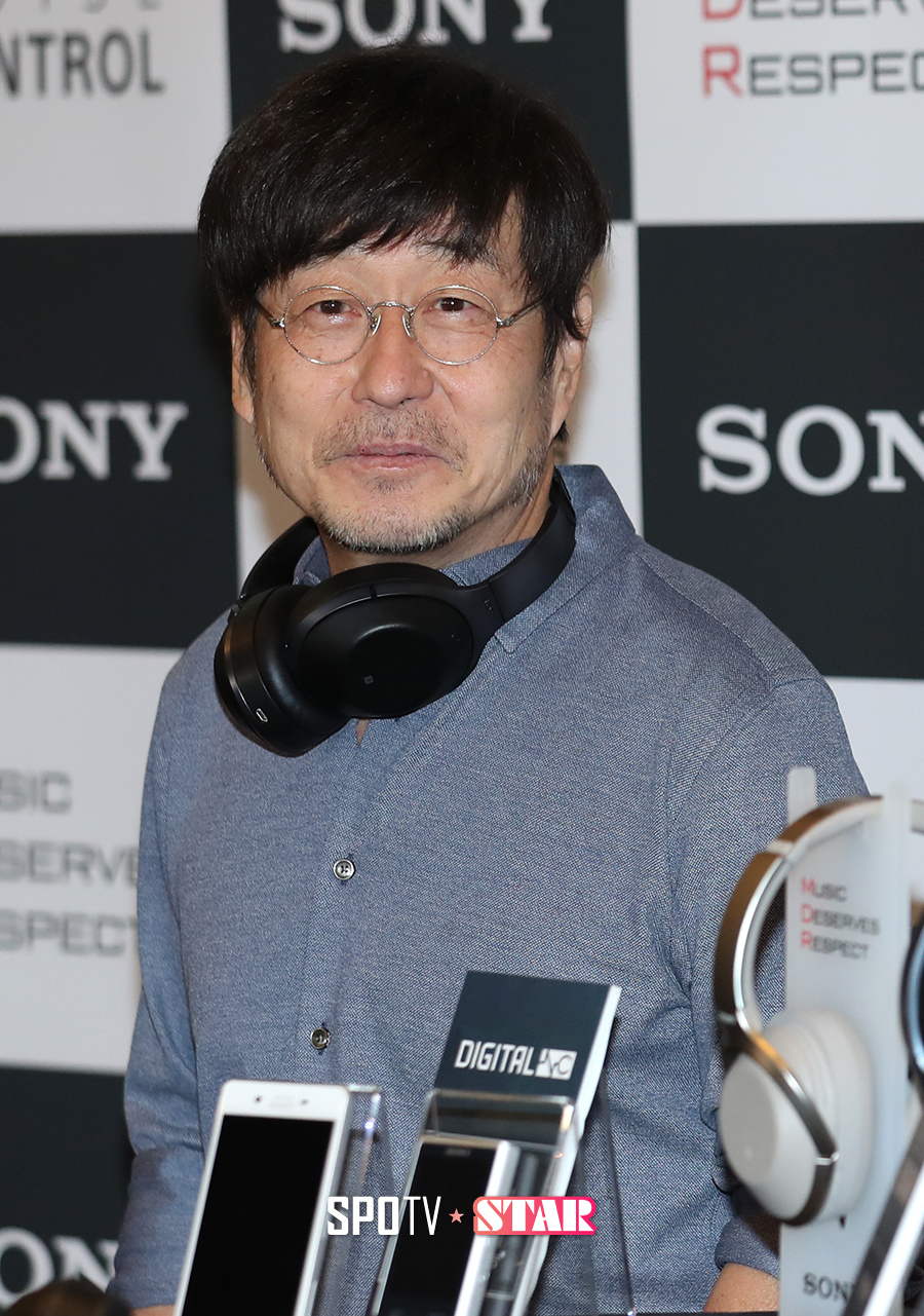[포토S] 헤드폰 모델로 나선 가수 김창완