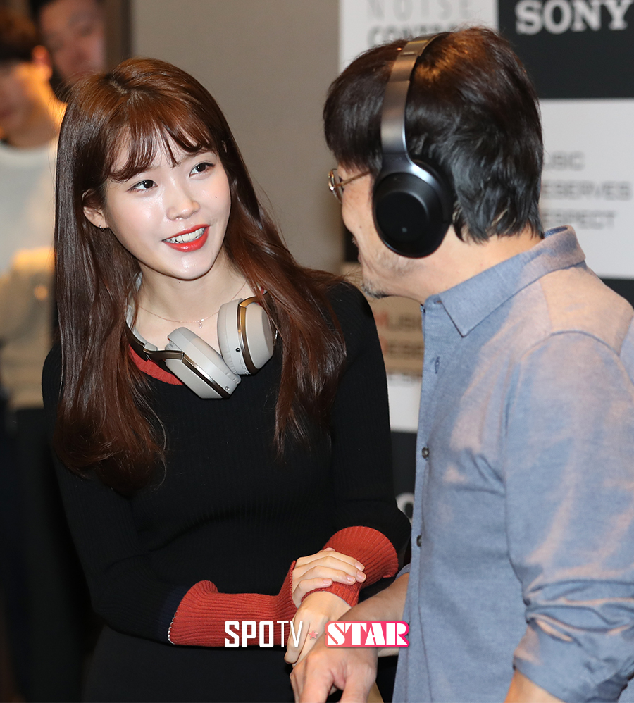 [포토S] 아이유, 선배님과 눈빛 교환