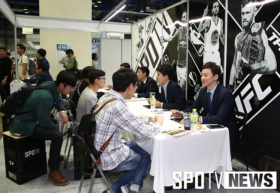 [포토S] 스포츠산업 잡페어 상담 이뤄지고 있는 SPOTV 부스