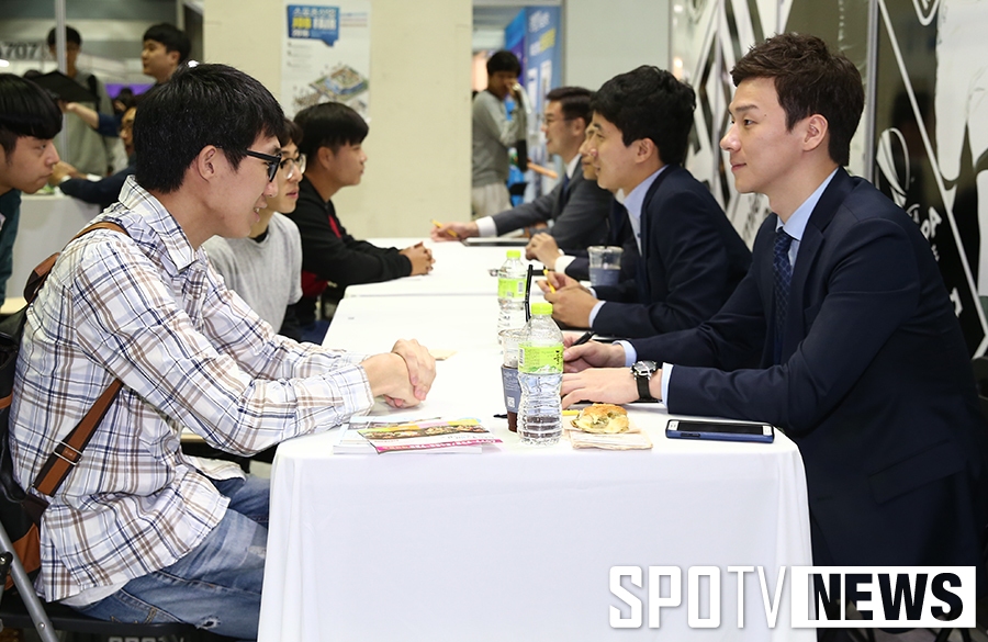 [포토S] 상담중인 SPOTV 부스