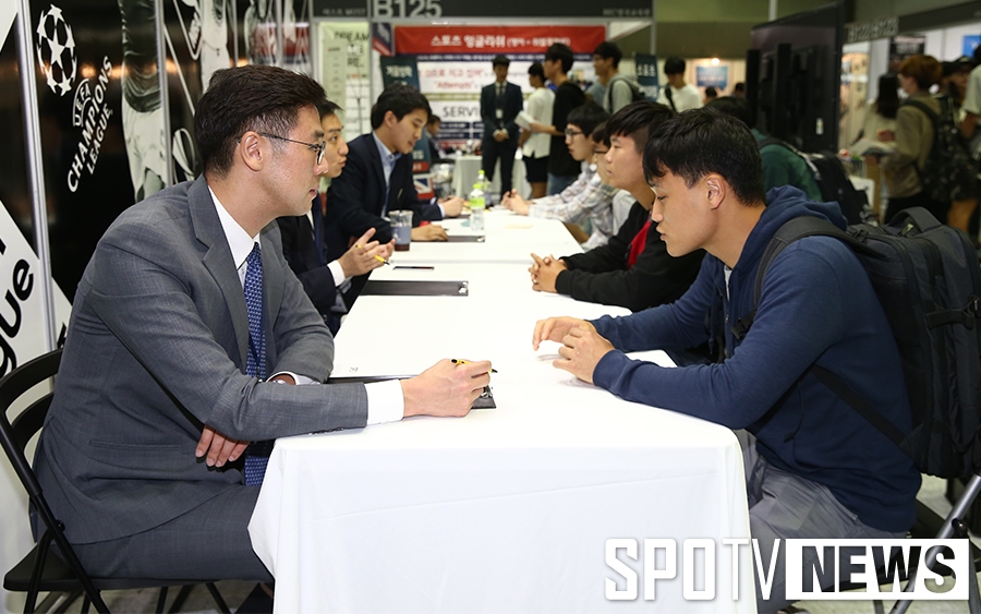 [포토S] 상담하고 있는 스포츠산업 잡페어 참가자
