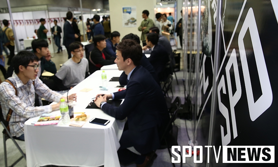 [포토S] 취업 상담중인 스포티비 부스