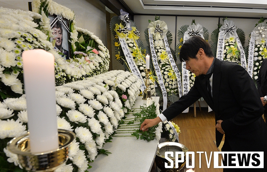 [포토S] 고 이광종 조문하는 신태용 감독