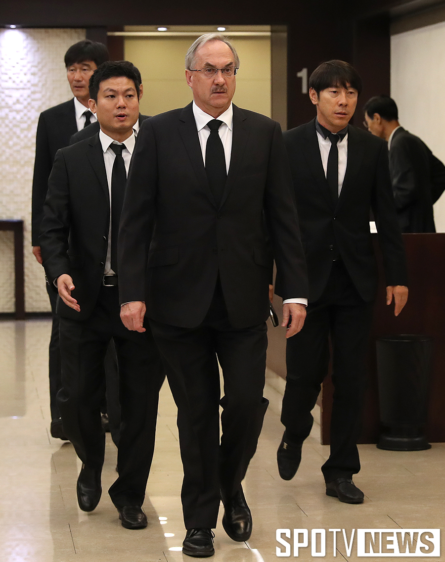 [포토S] 고 이광종 감독 빈소 찾은 슈틸리케-신태용 감독