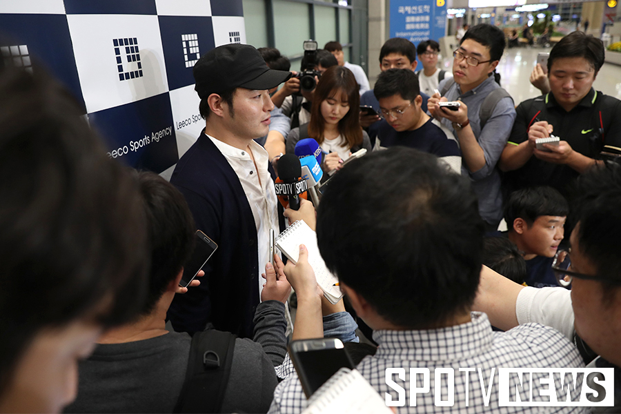 [포토S] 귀국 박병호, 이른 새벽 많은 취재진에 둘러싸여