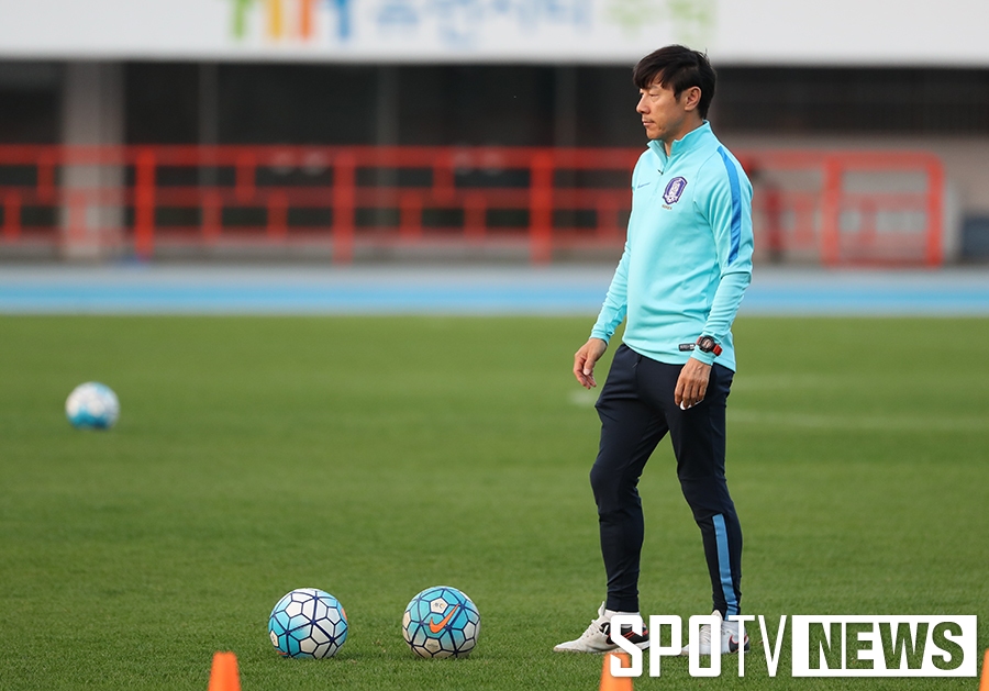 [포토S] 선수들 훈련 지켜보는 신태용 코치