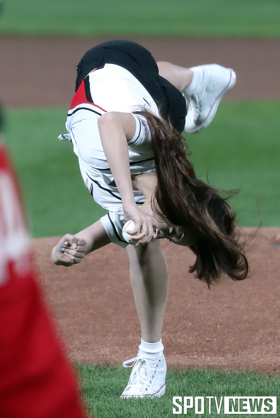 [포토S] 우주소녀 성소, '아크로바틱 시구 갑니다'