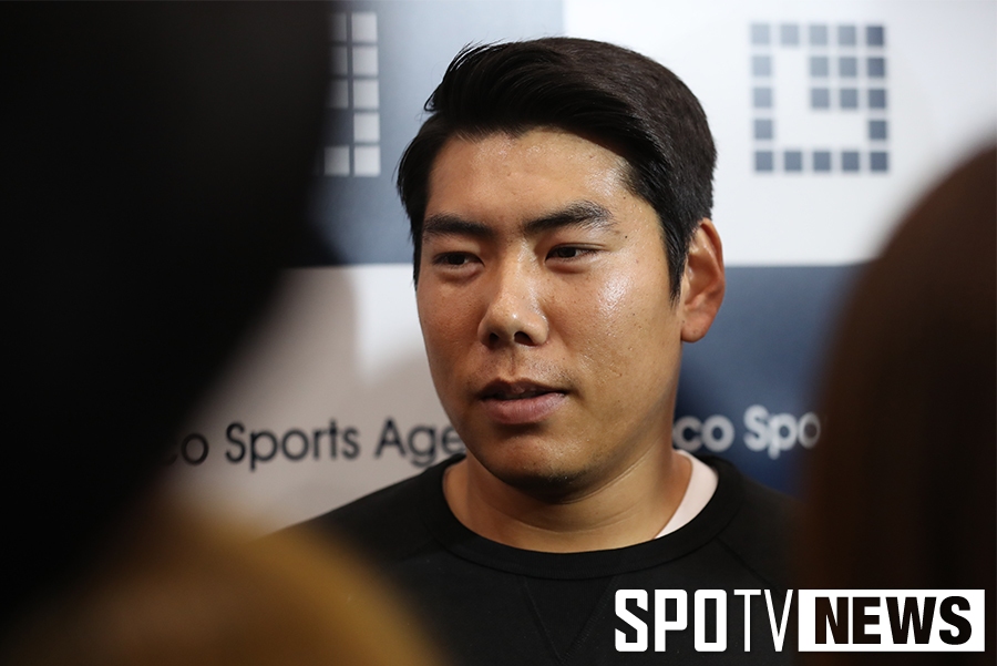 [포토S] 강정호, 인터뷰 하고 있는 빅리거