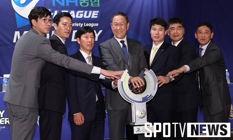 [포토S] 프로배구 감독들, 우승트로피는 누구에게로?