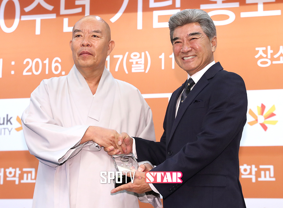 [포토S] 공로패 받는 배우 이덕화