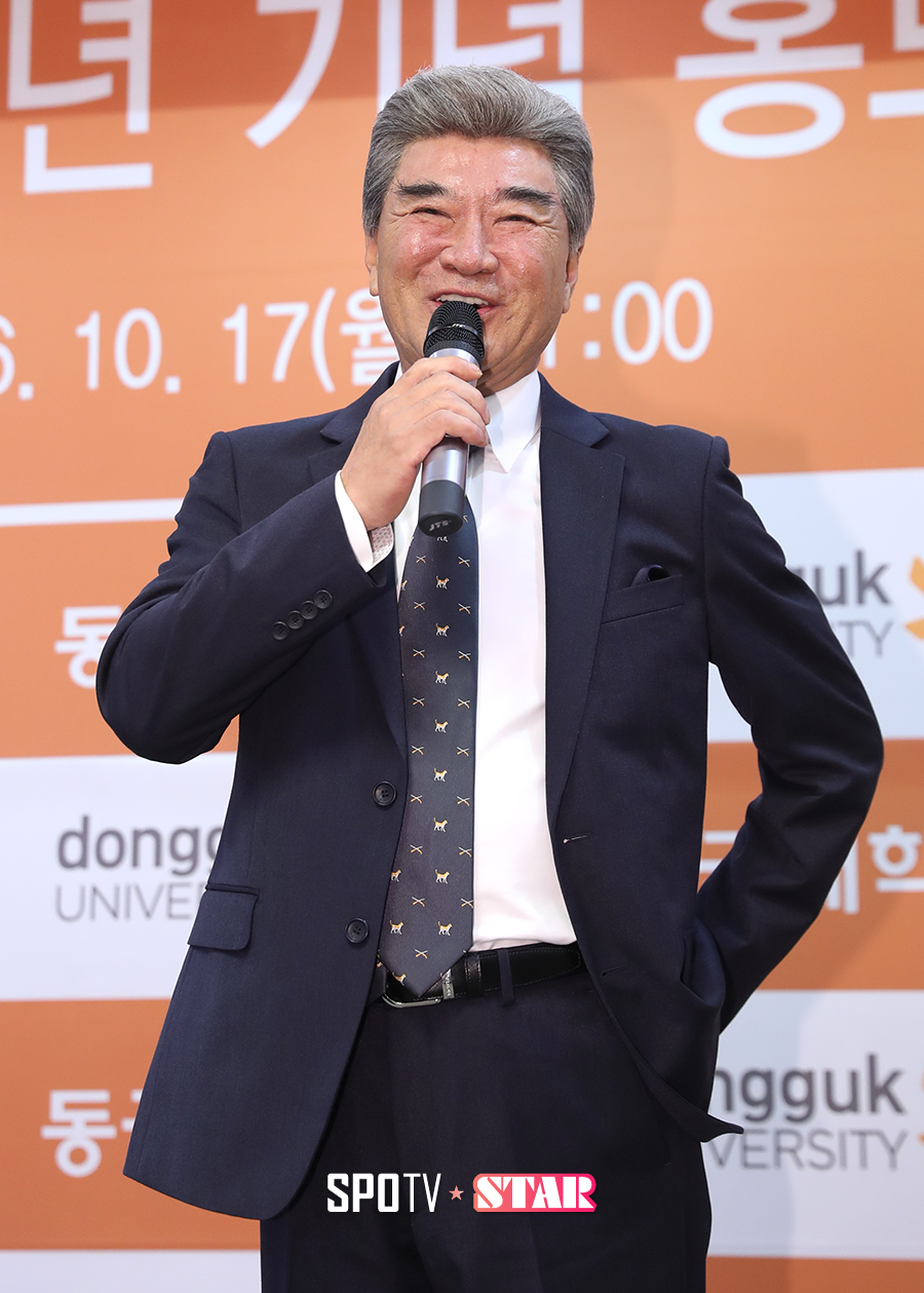[포토S] 인사말 전하는 배우 이덕화