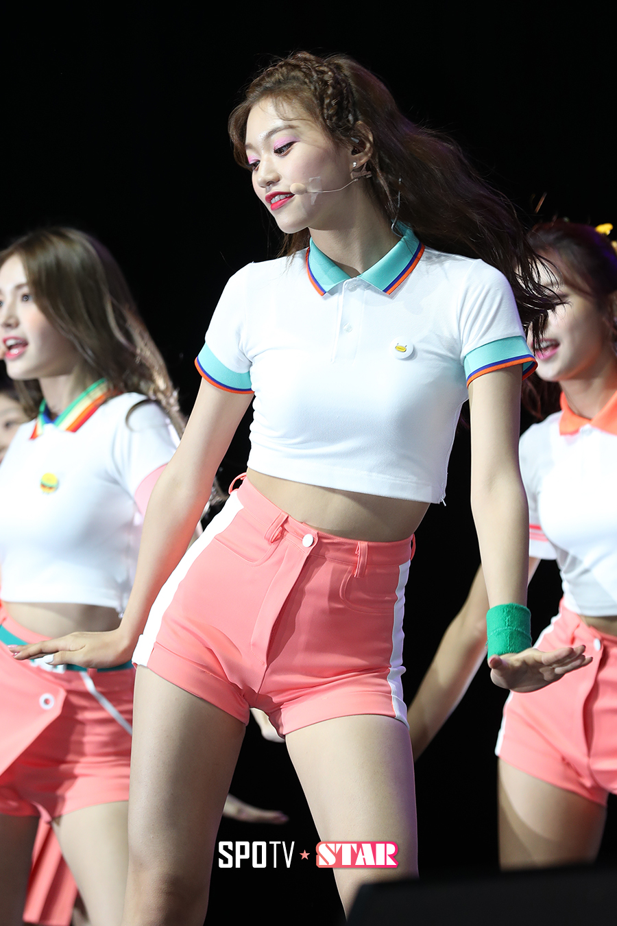 [포토S] 아이오아이 김도연, 조명에 빛나는 S라인 몸매