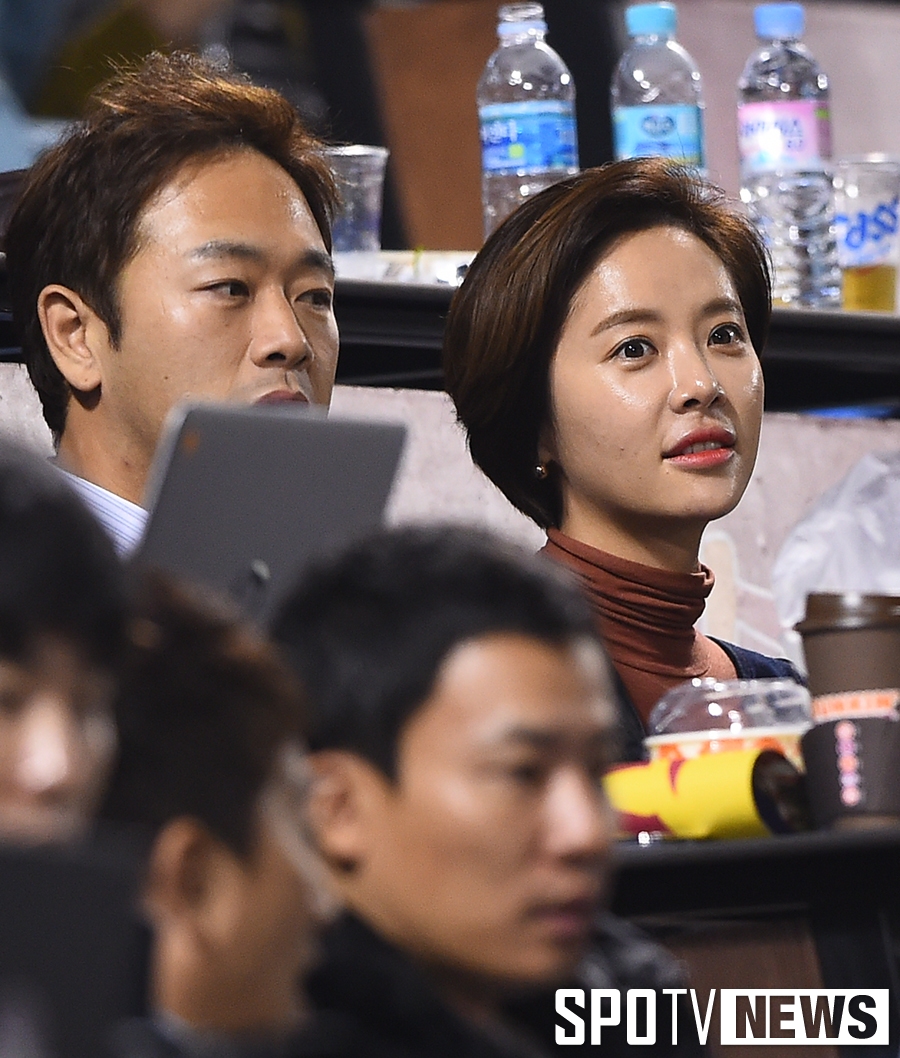 [포토S] 남편과 야구장 찾은 배우 황정음