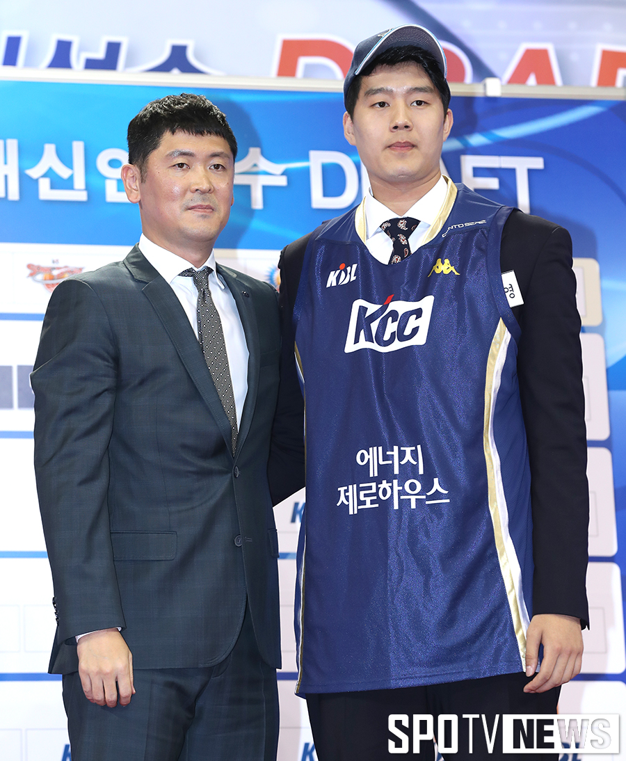 [포토S] 한준영, 1라운드 9순위로 KCC행