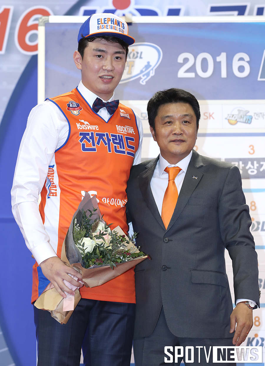 [포토S] 1R 3순위 강상재, 유도훈 감독 품으로