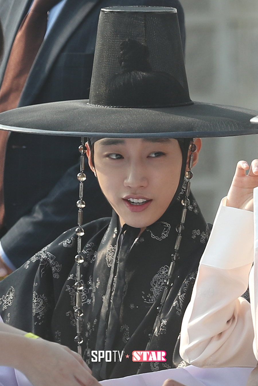 [포토S] B1A4 진영, 경복궁에 나타난 윤성