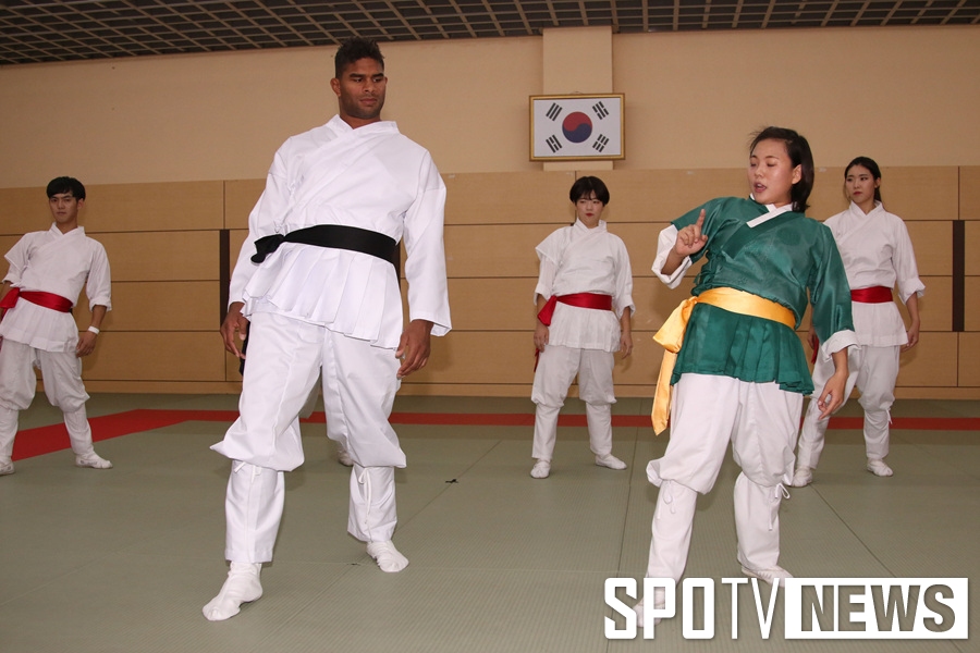 [포토S] 알리스타 오브레임, 택견 스텝은 이렇게