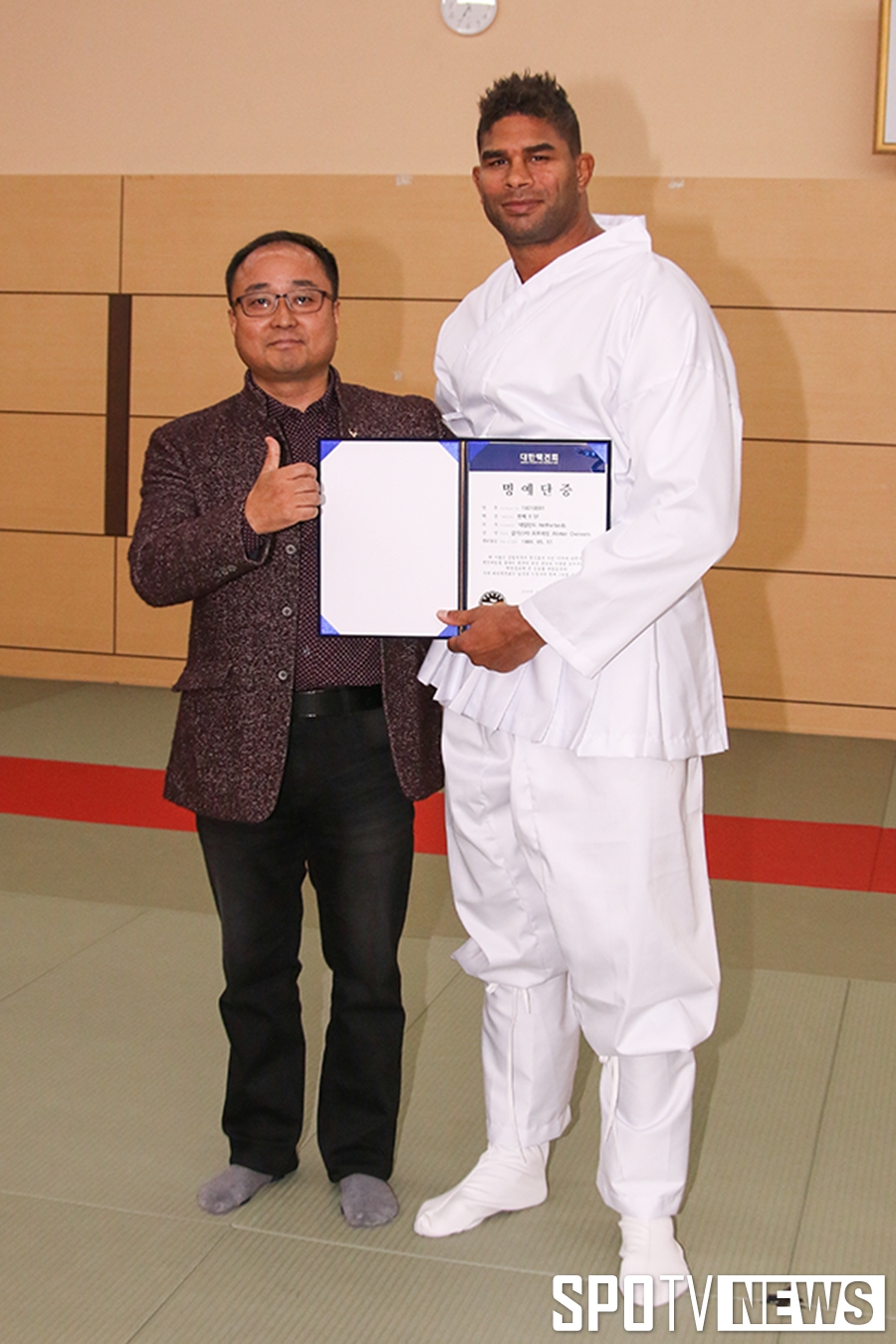 [포토S]알리스타 오브레임, UFC 벨트 대신 택견 검은 띠