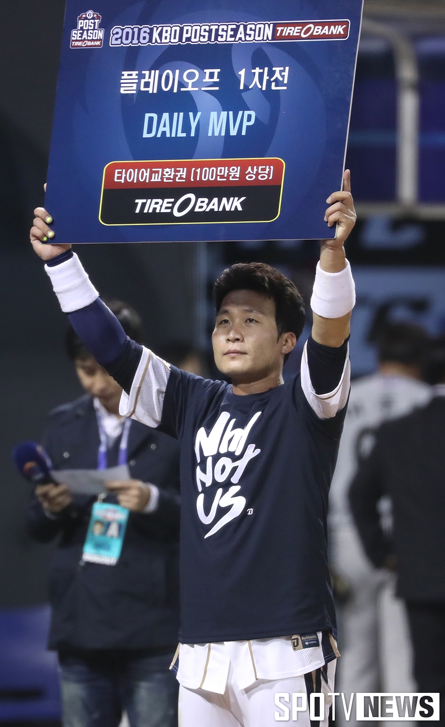 [포토S] 용덕한, 한 번의 타격으로 1차전 MVP