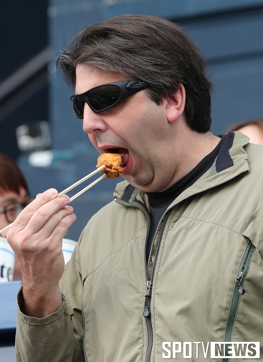 [포토S] 리퍼트 주한 미국 대사, '내 사랑 치킨'