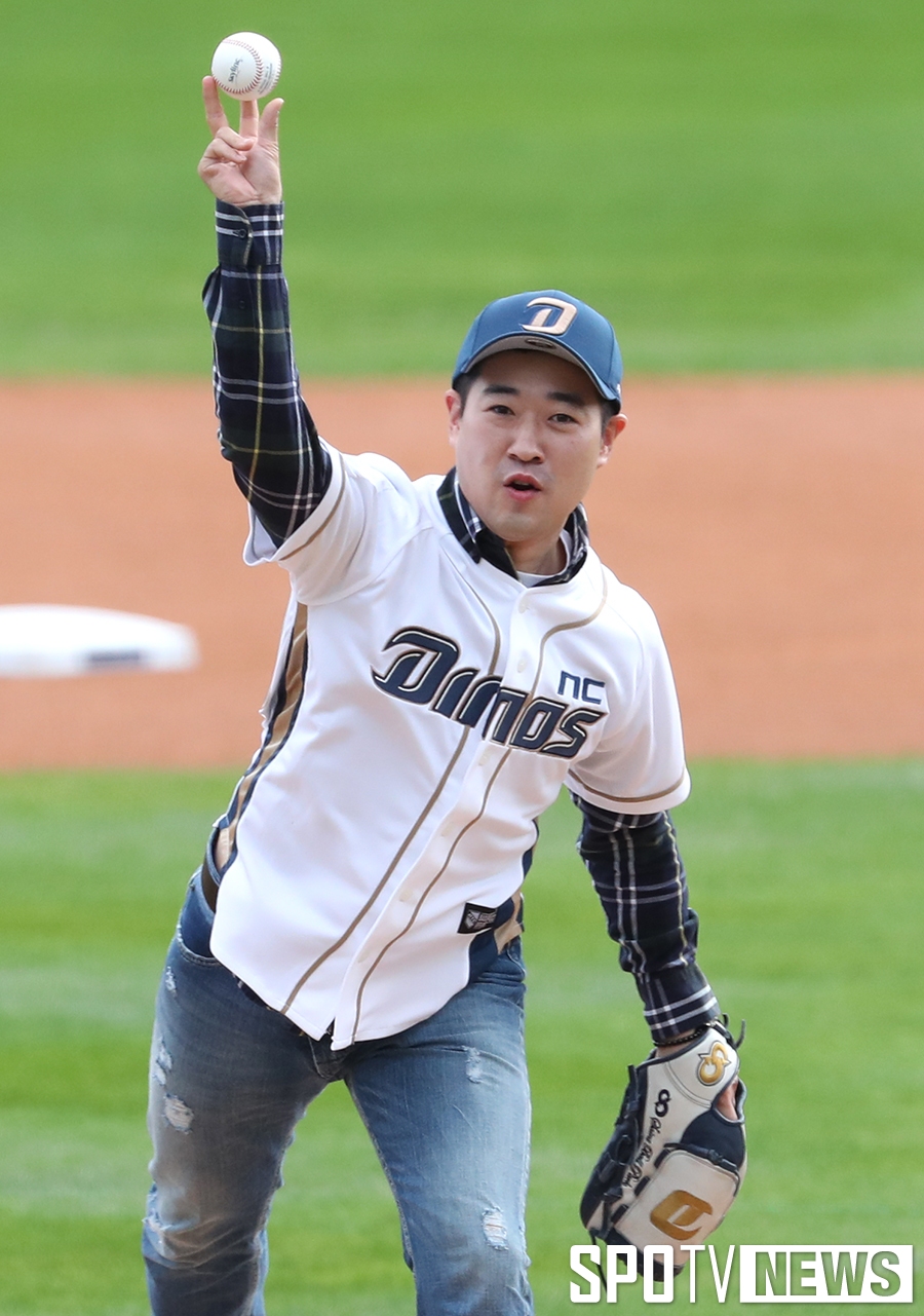 [포토S] 시구하는 사격 은메달 리스트 김종현
