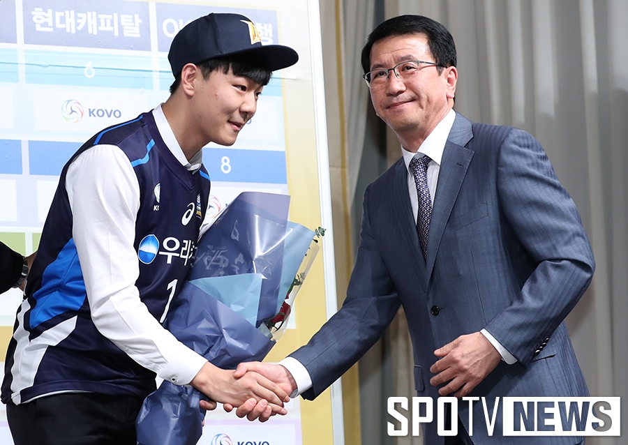 [포토S] 진무웅 단장과 악수 나누는 하승우