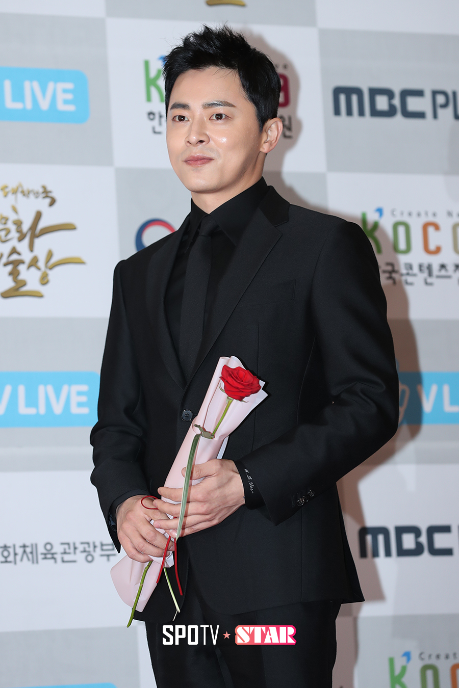 [포토S] 조정석, 꽃을 든 화신이