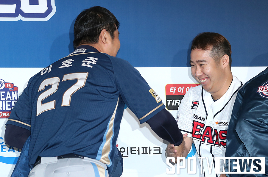 [포토S] 유희관, '호준이 형, 잘 부탁드려요'