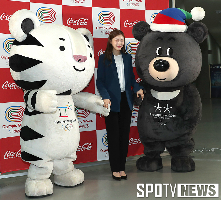 [포토S] 김연아, 평창 올림픽 마스코트들과 손 잡고