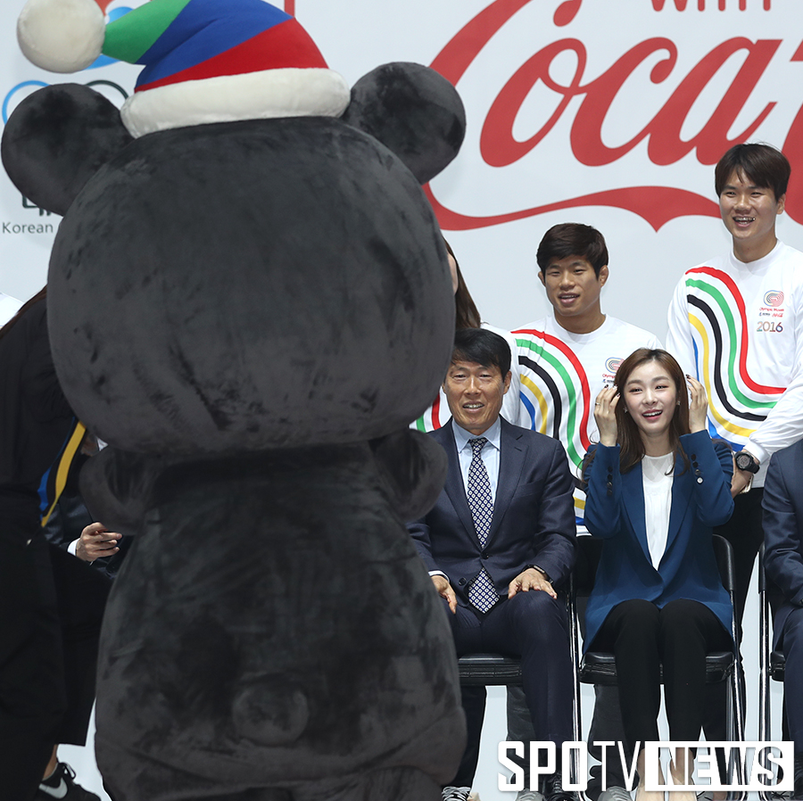 [포토S] 김연아, '마스코트가 너무 귀여워~'