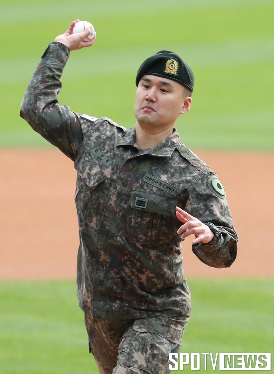 [포토S] 시구하는 육군 박주원 상병