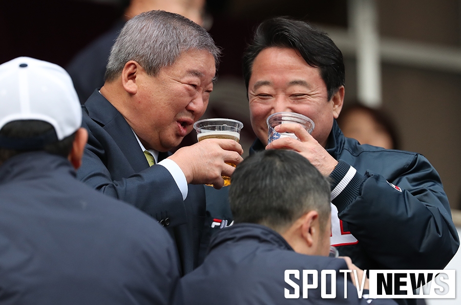 [포토S] 구본능 총재, '잔칫날 맥주 한잔'