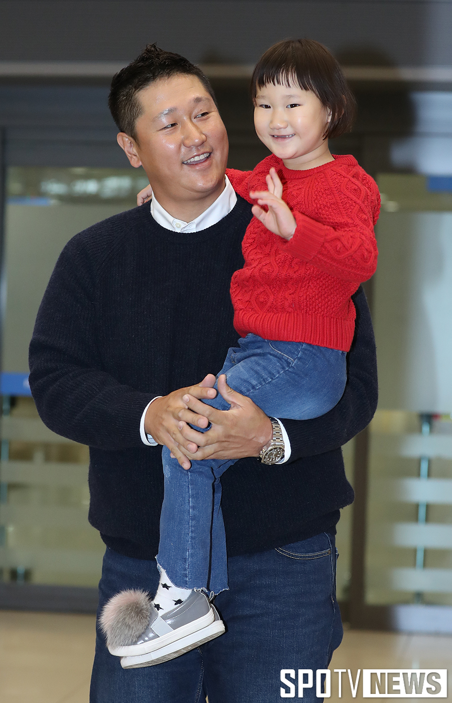 [포토S] 이대호, 사랑스러운 딸과 함께 귀국