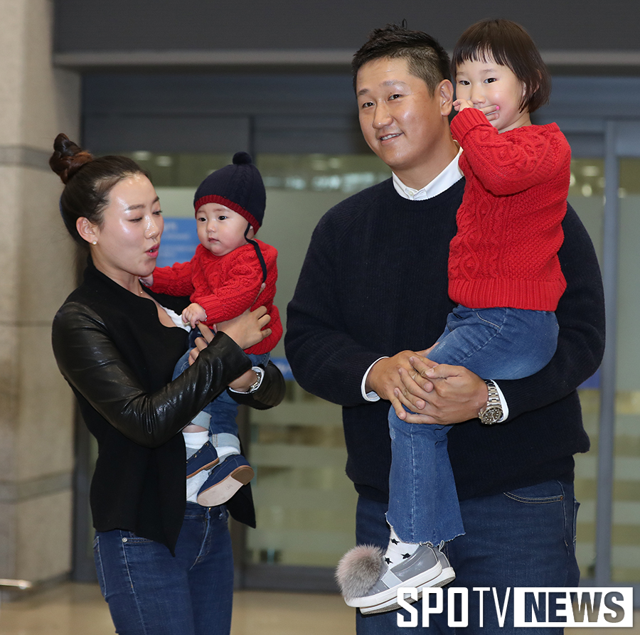[포토S] 이대호, 사랑스러운 가족과 함께 귀국