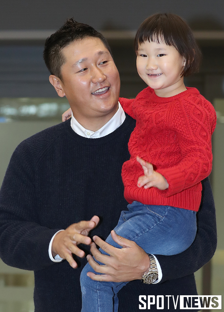 [포토S] 귀국 이대호, 붕어빵 딸과 함께 찰칵!